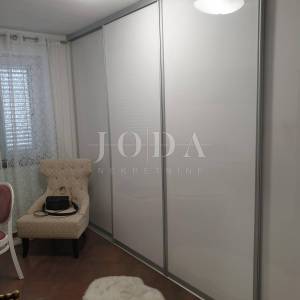 CRIKVENICA, kuća sa tri stambene jedinice i bazenom