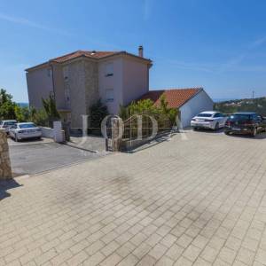 CRIKVENICA, kuća sa tri stambene jedinice i bazenom