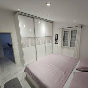CRIKVENICA, kuća sa tri stambene jedinice i bazenom
