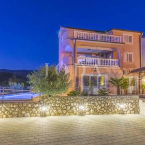 CRIKVENICA, kuća sa tri stambene jedinice i bazenom