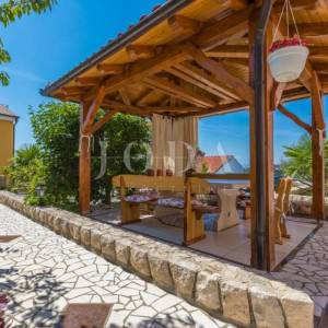 CRIKVENICA, kuća sa tri stambene jedinice i bazenom
