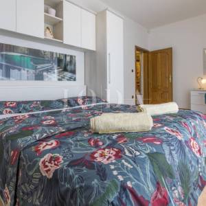 CRIKVENICA, kuća sa tri stambene jedinice i bazenom