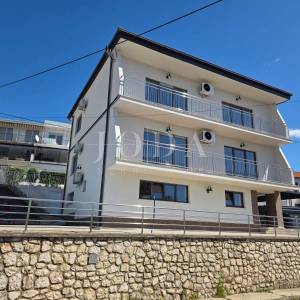 Crikvenica- Kuća sa više apartmana u blizini centra 