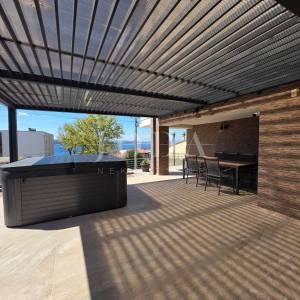 Crikvenica- Kuća sa više apartmana u blizini centra 