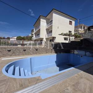 Crikvenica- Kuća sa više apartmana u blizini centra 