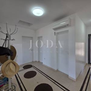 Crikvenica- Kuća sa više apartmana u blizini centra 