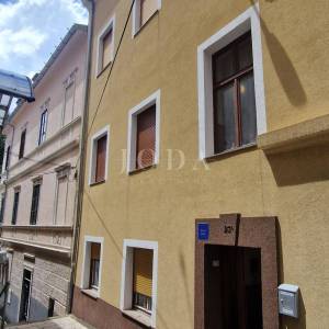 Crikvenica, kuća u centru sa uhodanim turističkim poslovanjem 