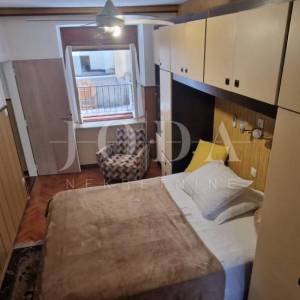 Crikvenica, kuća u centru sa uhodanim turističkim poslovanjem 
