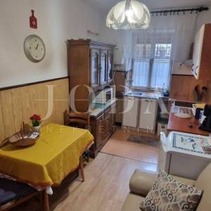 Crikvenica, kuća u centru sa uhodanim turističkim poslovanjem 