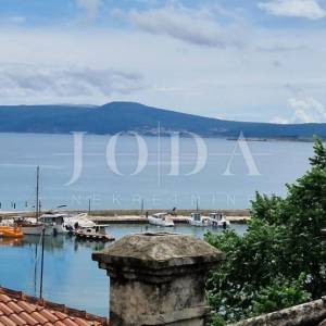 Crikvenica, kuća u centru sa uhodanim turističkim poslovanjem 