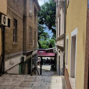 Crikvenica, kuća u centru sa uhodanim turističkim poslovanjem 