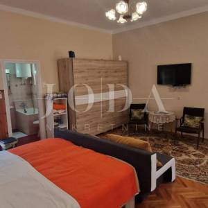 Crikvenica, kuća u centru sa uhodanim turističkim poslovanjem 