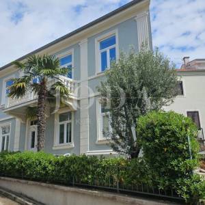 Crikvenica kuća u centru sa tri stana