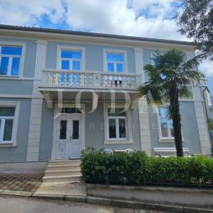 Crikvenica kuća u centru sa tri stana