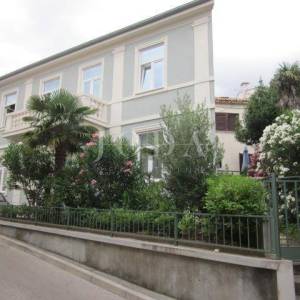 Crikvenica kuća u centru sa tri stana