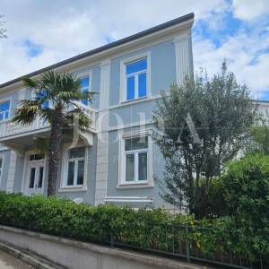 Crikvenica kuća u centru sa tri stana