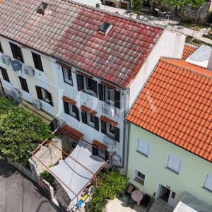 Crikvenica, kuća u nizu na odličnoj lokaciji