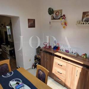 Crikvenica, kuća u nizu na odličnoj lokaciji