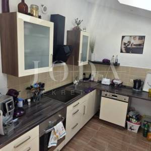 Crikvenica, kuća u nizu na odličnoj lokaciji