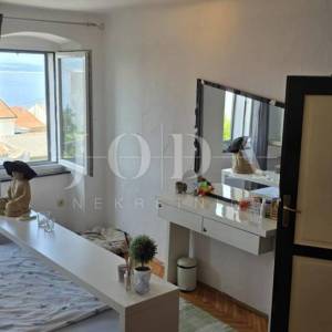 Crikvenica, kuća u nizu na odličnoj lokaciji