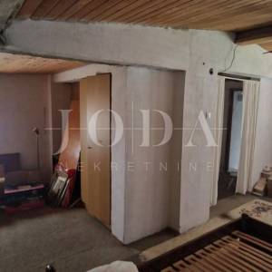 Crikvenica, kuća uz more, idealna prilika za renovaciju u drugom redu