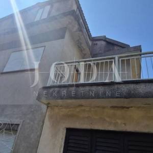 Crikvenica, kuća uz more, idealna prilika za renovaciju u drugom redu