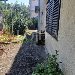Crikvenica, kuća uz more, idealna prilika za renovaciju u drugom redu