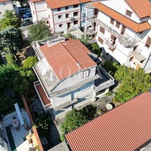 Crikvenica, kuća uz more, idealna prilika za renovaciju u drugom redu