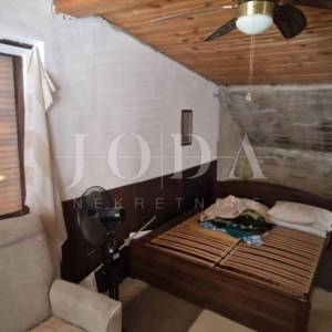 Crikvenica, kuća uz more, idealna prilika za renovaciju u drugom redu