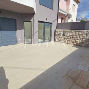Crikvenica novogradnja prizemlje sa terasom