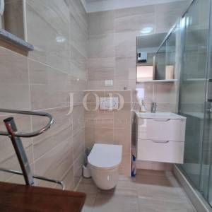 Crikvenica-prekrasan stan sa 100m2 okućnice