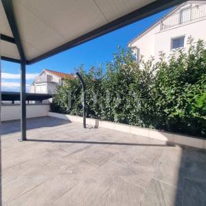 Crikvenica-prekrasan stan sa 100m2 okućnice