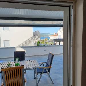 Crikvenica-prekrasan stan sa 100m2 okućnice