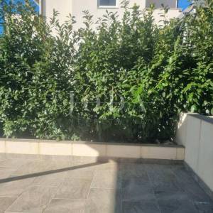 Crikvenica-prekrasan stan sa 100m2 okućnice