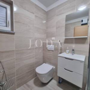 Crikvenica-prekrasan stan sa 100m2 okućnice