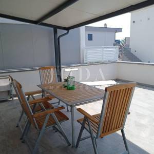 Crikvenica-prekrasan stan sa 100m2 okućnice