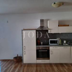 Crikvenica-prekrasan stan sa 100m2 okućnice