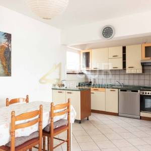 Crikvenica, samostojeća apartmanska kuća s bazenom