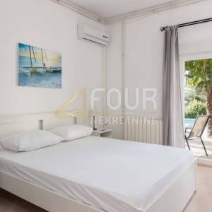 Crikvenica, samostojeća apartmanska kuća s bazenom