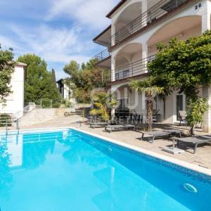 Crikvenica, samostojeća apartmanska kuća s bazenom