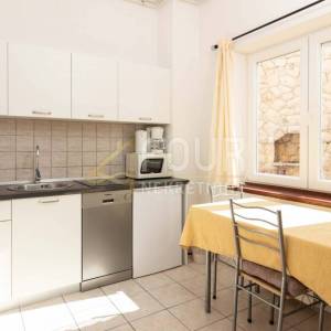 Crikvenica, samostojeća apartmanska kuća s bazenom