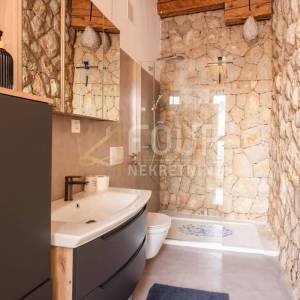 Crikvenica, samostojeća apartmanska kuća s bazenom