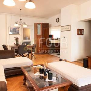 Crikvenica, samostojeća apartmanska kuća s bazenom