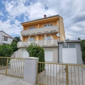 Crikvenica, samostojeća kuća sa bazenom!