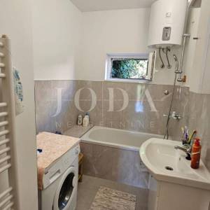 Crikvenica, stan s garažom i velikom okućnicom, samo 60 m od mora