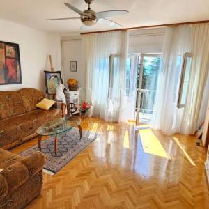 Crikvenica, stan s garažom i velikom okućnicom, samo 60 m od mora