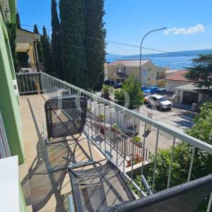 Crikvenica, stan s garažom i velikom okućnicom, samo 60 m od mora