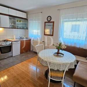 Crikvenica, stan s garažom i velikom okućnicom, samo 60 m od mora