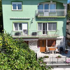 Crikvenica, stan s garažom i velikom okućnicom, samo 60 m od mora