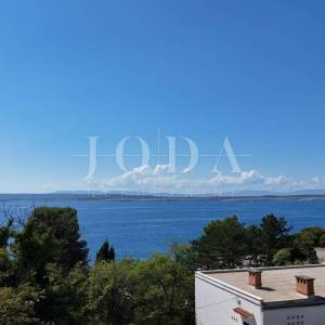 Crikvenica, stan s garažom i velikom okućnicom, samo 60 m od mora